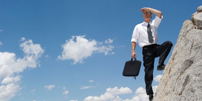 El posgrado demostró ser ventaja competitiva en mercado difícil, no refugio sin salida.