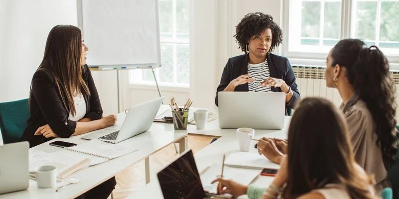 Profesores usando técnica de evaluación 360 para acreditación.