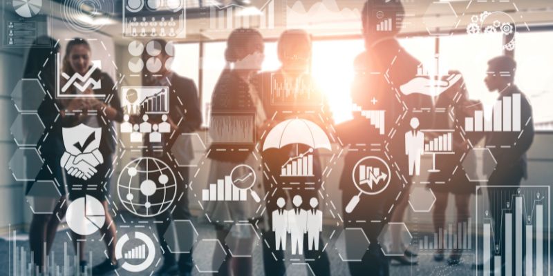 la necesidad contemporánea de formar profesionales capaces de desempeñarse efectivamente en contextos complejos, dinámicos e inciertos.