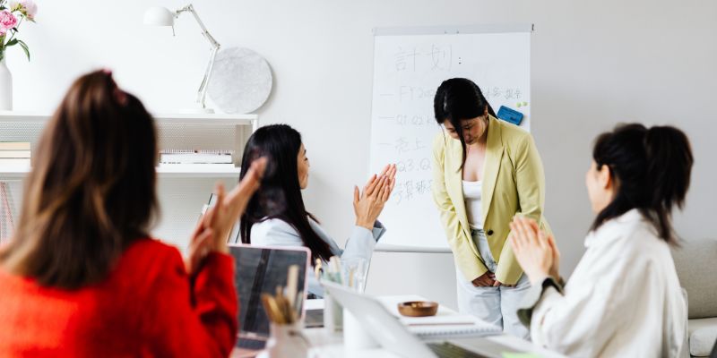 Mantener equipos altamente motivados y productivos. Tercero, lograr resultados de negocio superiores mientras contribuyen a construir una sociedad más equilibrada y humana.