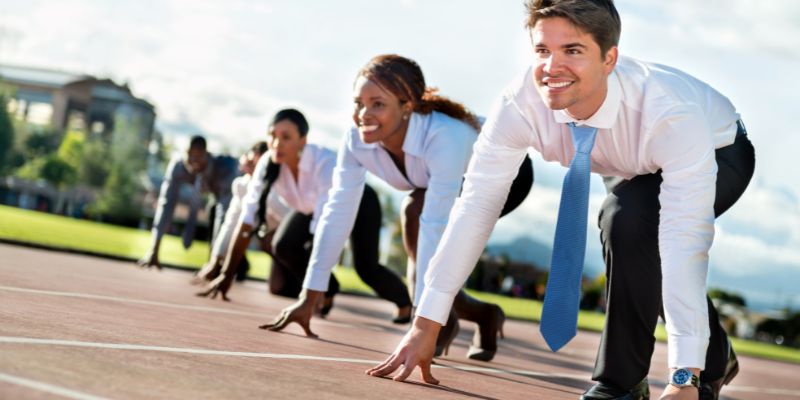 Esto significa medir capacidades contra estándares externos alineados con demandas reales del mercado ejecutivo.