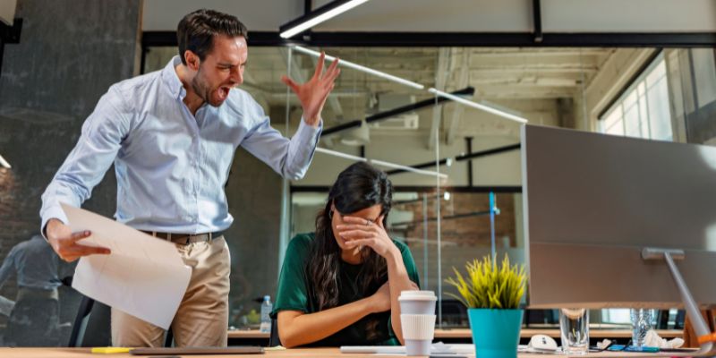 Los problemas que no se nombran no desaparecen; fermentan. Crecen en los pasillos, en los chats privados, en las conversaciones de estacionamiento.