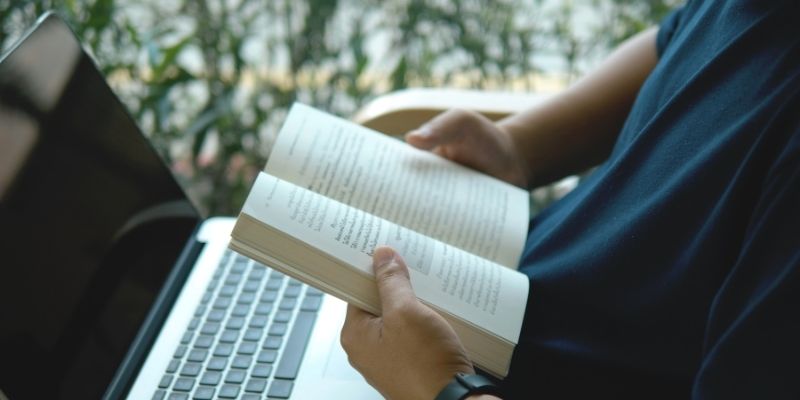 El modelo se ha adaptado a los avances modernos, se ha aplicado en distintos idiomas y contextos culturales.