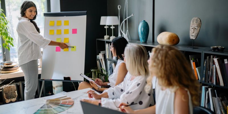 Una sola vivencia bien orquestada en las primeras semanas puede marcar la diferencia entre un colaborador leal y uno que ya está mirando otras opciones antes de cumplir el primer trimestre.