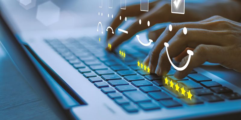 Computadora laptop con hologramas representando métricas de satisfacción del cliente.