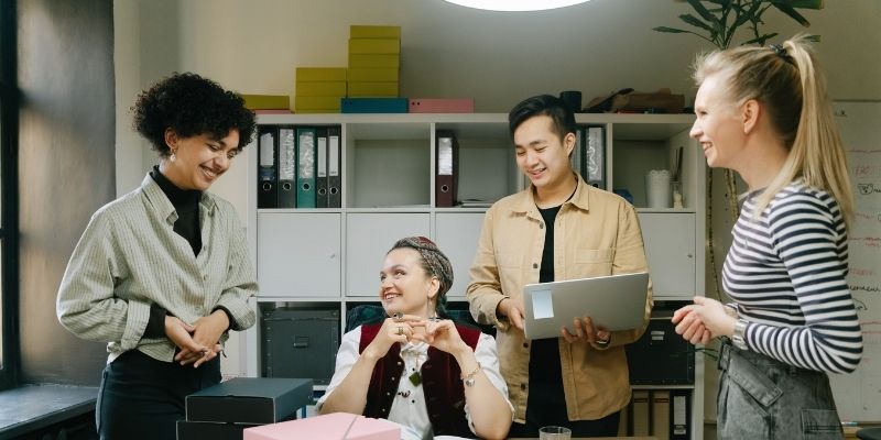 A nivel global, más de uno de cada cinco empleados reporta sentirse solo en su lugar de trabajo de forma cotidiana.