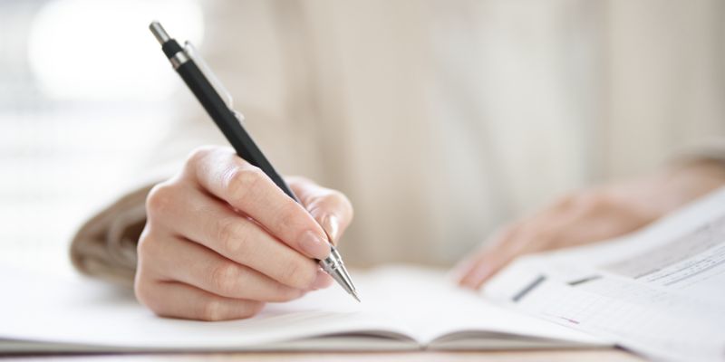 Una simulación que obliga a operacionalizar teoría de alto nivel (ej: teoría de juegos en economía, epistemología en investigación, teoría crítica en ciencias sociales) genera comprensión más profunda que cualquier examen teórico.