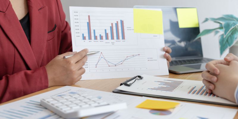 Para los programas MBA y de educación ejecutiva, esto significa repensar no solo qué se enseña, sino cómo se evalúa el éxito.