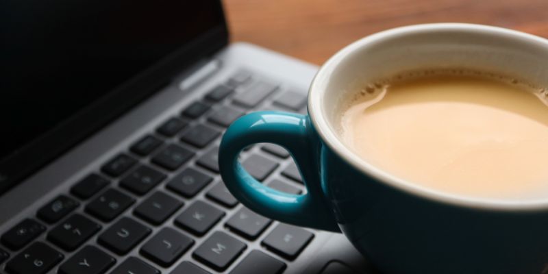 Café sobre una computadora portatil.