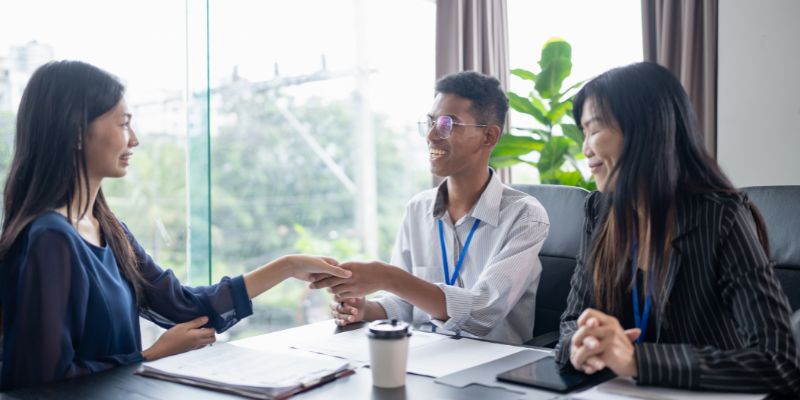 La escucha activa se fundamenta en la empatía y la escucha reflexiva, elementos centrales para establecer conexiones auténticas.