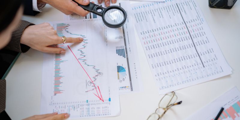 Los egresados competentes no solo consiguen trabajo: lo mantienen, crecen y generan reputación para la institución que los formó.