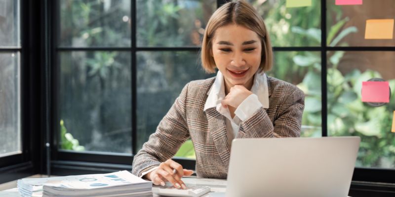 Estudiante de MBA revisando informes automatizados.