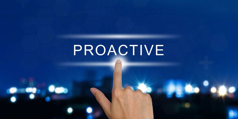 Ilustración de mano tocando holograma con la palabra proactivo.