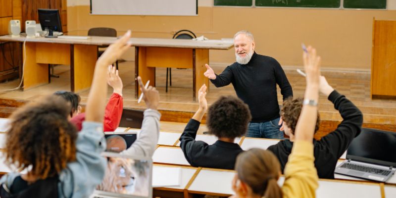 Estudiantes participando en clase.