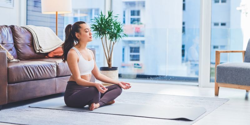 Beneficios no monetarios concretos: programas de salud mental, apoyo psicológico, horarios genuinamente adaptables y estímulos para que los colaboradores vivan experiencias fuera del trabajo.